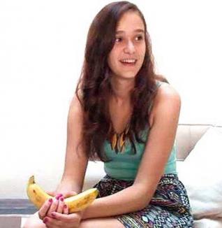 O elevă transformă bananele în plastic